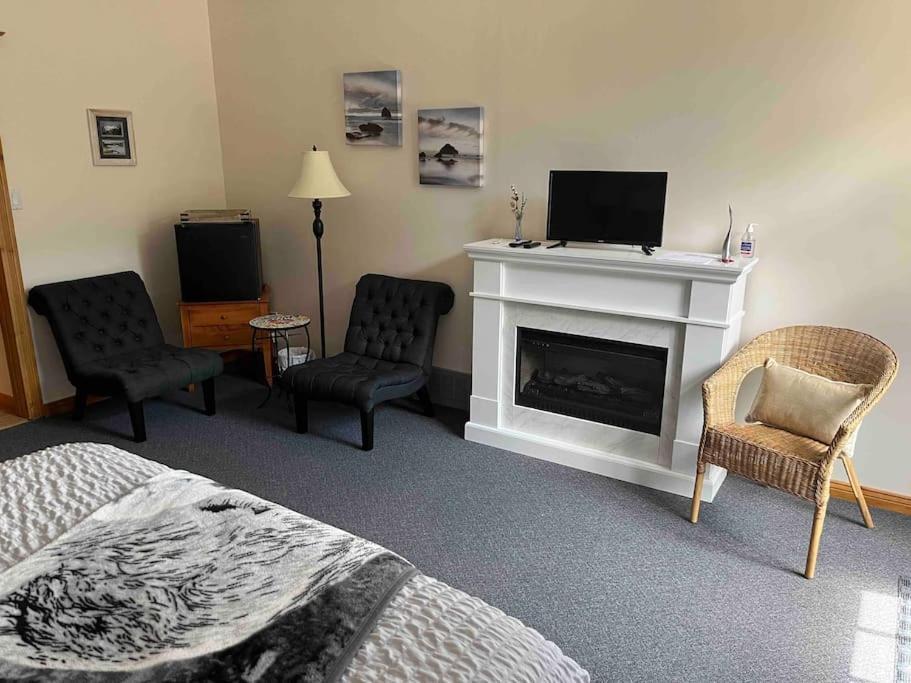 Rock Hill Bed & Breakfast Sharbot Lake Екстериор снимка